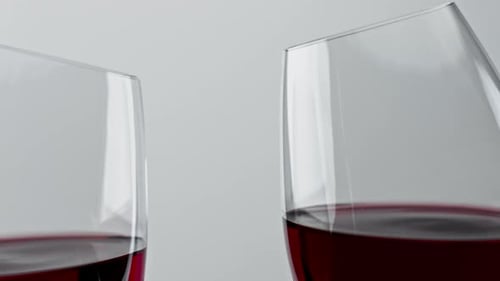 Alcool, boisson rouge, verres à vin clinquants, gros plan