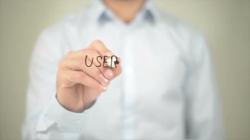 Benutzerzentrierter Designmann schreibt auf transparentem Bildschirm