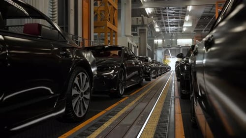 Intérieur d'une usine automobile. Carrosserie de couleur noire sur une chaîne de montage de voitures