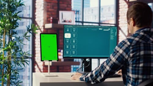 Homem procurando um tutorial sobre maquete de tablet para aprender a usar IA de texto para vídeo