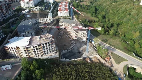 Bau- und Turmdrehkran