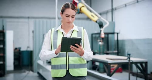 Ingénieur, robotique et femme sur tablette en usine pour la chaîne de montage, la mise à jour logicielle et l'inspection