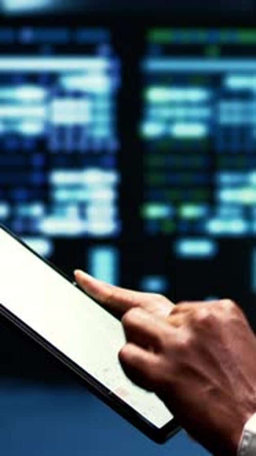 Techniker im Hochformat überprüft die Systeme der Serverraum-Ausrüstung