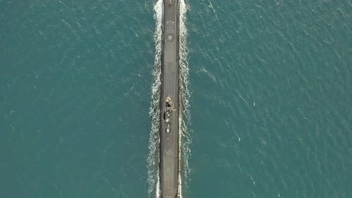 4K-Luftaufnahmen von Drohne von einem U-Boot auf dem Ozean