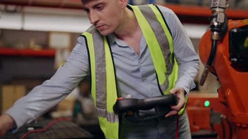 Trabalhador de engenheiro industrial com uniforme de segurança trabalhando na fábrica