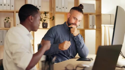 Poignée de main amusante, travail collaboratif au bureau et entre hommes, travail, amitié et travail en équipe