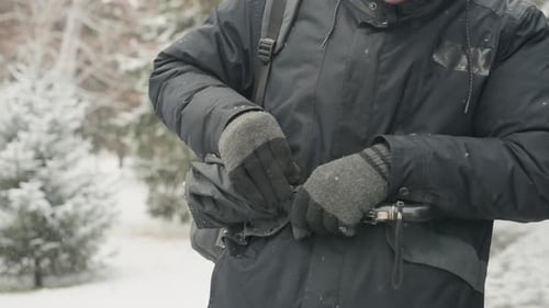 Mousqueton à clipser sur la sangle de la veste, attache individuelle, clip métallique pour les personnes dans un environnement enneigé