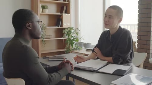 Vorstellungsgespräch mit einem jungen Mann