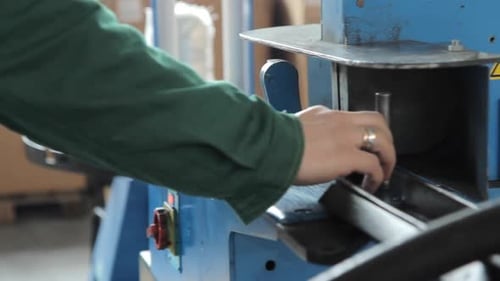 Arbeiter sägen Details an der Maschine. Fabrikarbeiter auf Kreissäge in der Werkstatt