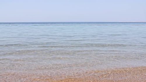 Meerwasserwelle Komm an die Strandlandschaften Blick auf Strand, Meer, Sand und Himmel am Sommertag Strand Meer