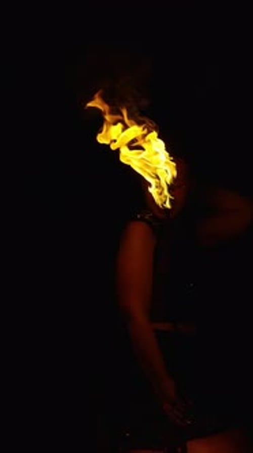 Dramatisch Feueraufführung in der Dunkelheit mit Darsteller, die lodernde Fackeln drehen und Funken zum Leuchten bringen