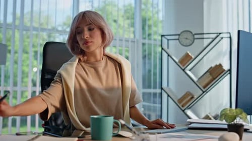 Konzentrierte Frau schaut Desktop bei der Arbeit im Open Space Closeup Manager Thinking