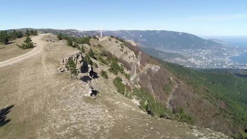 Uma paisagem montanhosa de tirar o fôlego com céu azul claro e paisagens incríveis