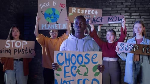 Un groupe de jeunes qui protestent contre la pollution de l'environnement et le réchauffement climatique