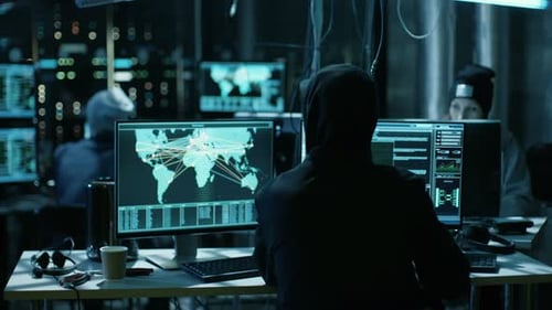 Une
équipe d'adolescents pirates informatiques recherchés au niveau international infecte les serveurs et l'infrastructure avec des logiciels malveillants.
Leur