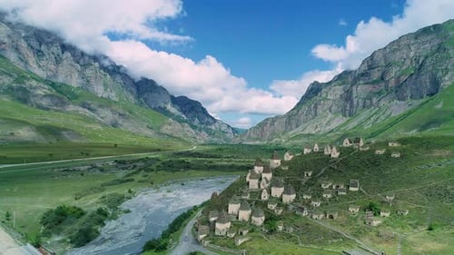 Vista aérea sobre una antigua necrópolis en la aldea de Dargavs (República de Osetia del Norte, Rusia)