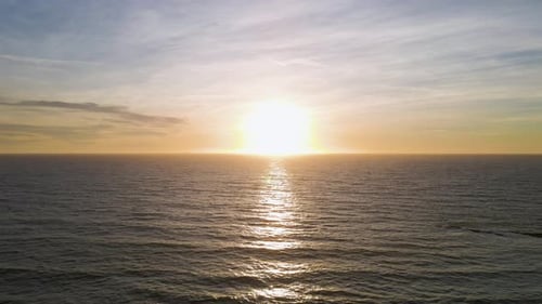 Wunderschöner malerischer Blick auf das Meer bei Sonnenuntergang am Sommerabend