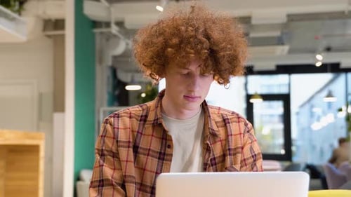 Müder Freelancer oder Programmierer bei der Online-Arbeit im Internet