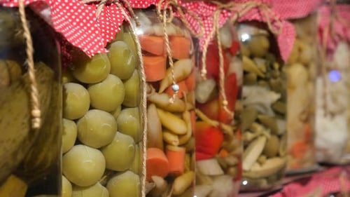 Frutas y verduras enlatadas en frascos de vidrio