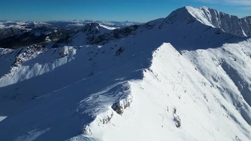 Herrliche Aussicht auf verschiedene Berggipfel mit Schnee im Winter.