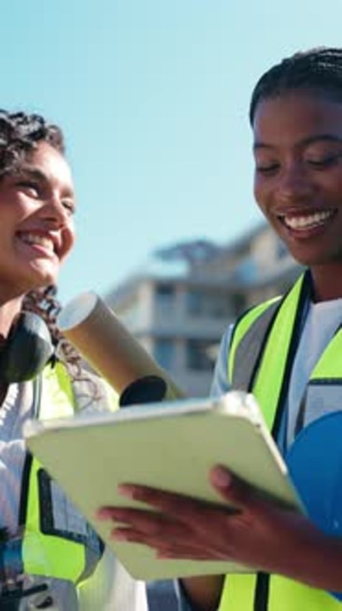Personas, arquitecto y reunión con tableta al aire libre para la investigación, el plano de planta y el diseño del edificio