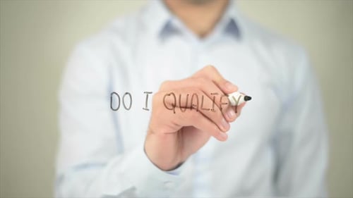 Dois-je qualifier l'écriture d'un homme sur un écran transparent
