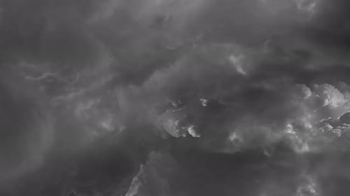 timelapse de espessas nuvens cinzentas e uma tempestade