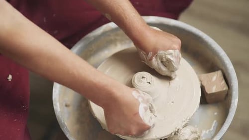 Fabrication de vaisselle : L'homme Potter fabrique un pichet en argile. Vue rapprochée du processus