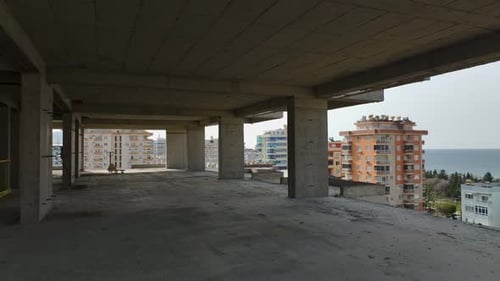 Vídeo aéreo de la torre MidBuild del sitio de construcción