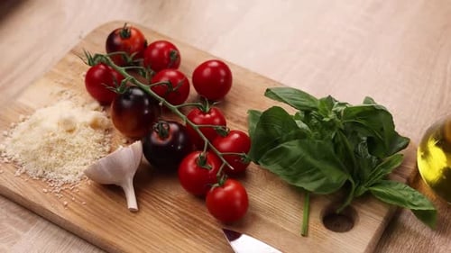 Der Chefkoch bereitet in der Küche ein köstliches Gericht mit Tomaten zu. Nahaufnahme