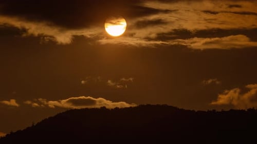 4K-Zeitraffervideo zum Sonnenuntergang am orangefarbenen Himmel.