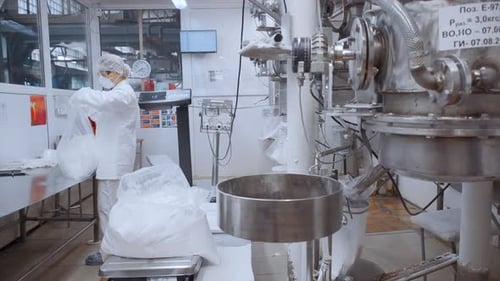 Antécédents industriels de l'usine alimentaire. Pince. Travailleur en uniforme et masque et le professionnel