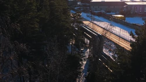 Pipeline Crossing Valley et Rail Vue aérienne spectaculaire de Pipeline Crossing Valley au coucher du soleil