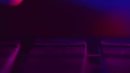 El músico Electrónico hace clic en las teclas del mando con habilidad y habilidad haciendo ritmos durante el