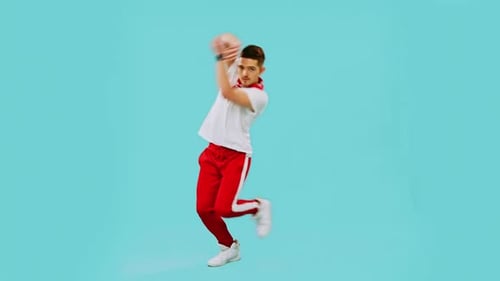 Jeune danseur isolé sur fond bleu