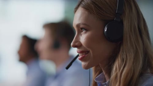 Technisches Support-Team, das Kunden berät, die im Büro am Computer arbeiten, Nahaufnahme