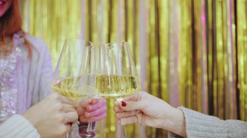 Um alegre brinde comemorativo é feito com vinho espumante enquanto amigos levantam seus copos na frente de um