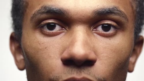 Gros plan des yeux et des traits du visage des hommes