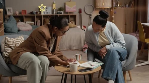 Femme et tuteur communiquant dans une chambre d'adolescent