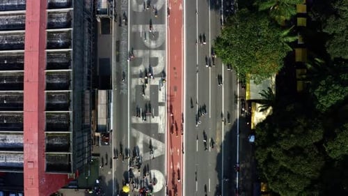 Drone aéreo fotografado de cima para baixo na famosa Avenida Paulista, no centro de São Paulo, a seguir
