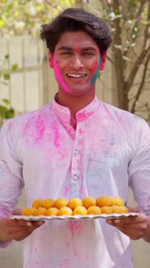 Happy Holi, Vidéo verticale d'un Indien souhaitant Happy Holi avec des bonbons Thali à la main