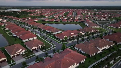 Vue aérienne panoramique de Sun City, en Floride, avec la conception architecturale d'une vaste communauté de banlieue