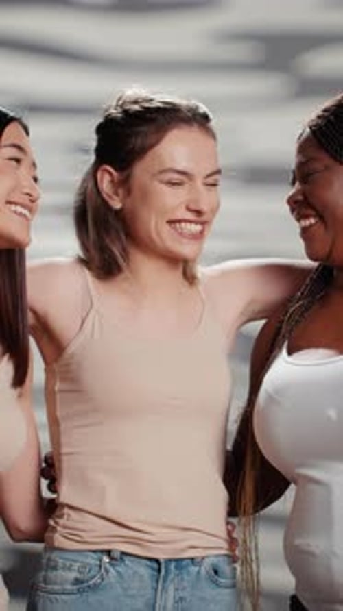 Vídeo vertical: Grupo inter-racial de meninas com diferentes tipos de corpo
