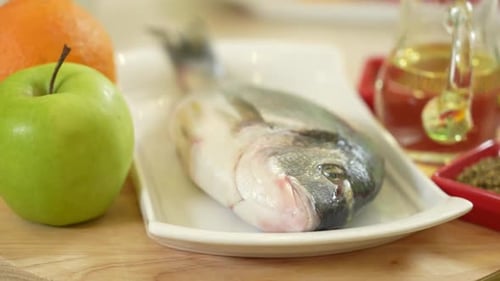 Poisson Dorado frais avec légumes et légumes verts comme ingrédients