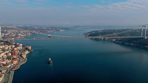 Weitwinkel-Drohnenblick auf die Istanbuler Bosporus-Küste und die Brücke über blaues Wasser