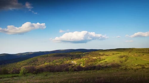 Tal mit Wiesen, auf denen Büsche und Bäume wachsen, und dem Balkangebirge unter dem Himmel