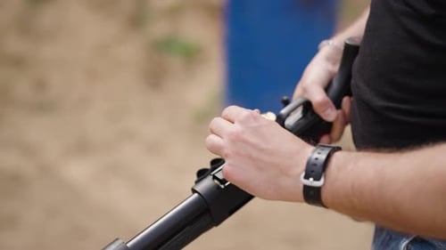 Cara com espingarda, recarregue novos cartuchos na câmara do cano, no campo de tiro