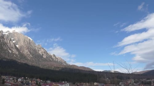 Felsige Berglandschaft, Zeitraffer, bewegte Wolken in Rumänien. Karpaten