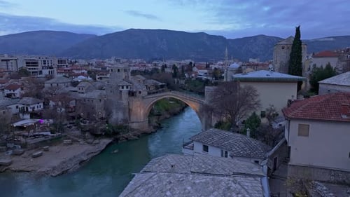 Luftaufnahme der Stari Most-Brücke über den Fluss Neretva, Bosnien und Herzegowina.