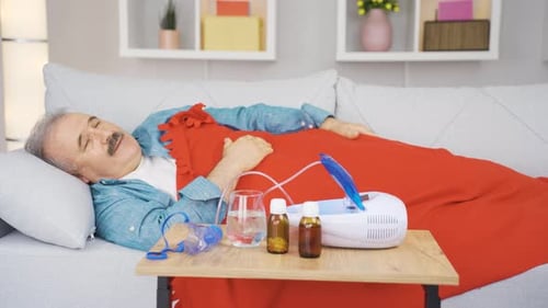 Un vieil homme malheureux qui pleure.